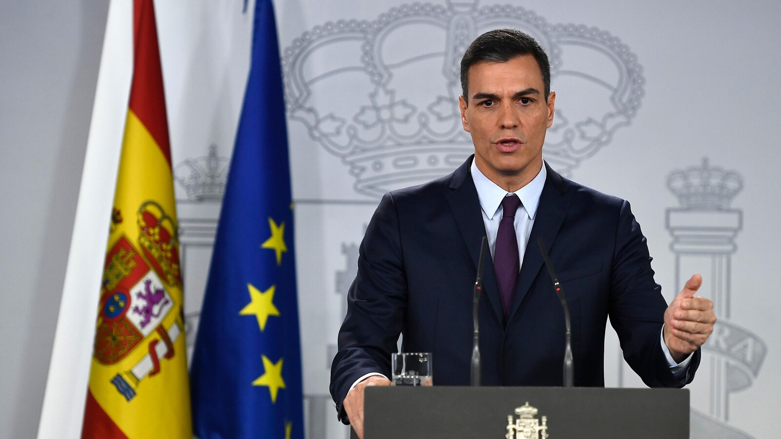 Le premier ministre Sanchez s'adresse aux journalistes.