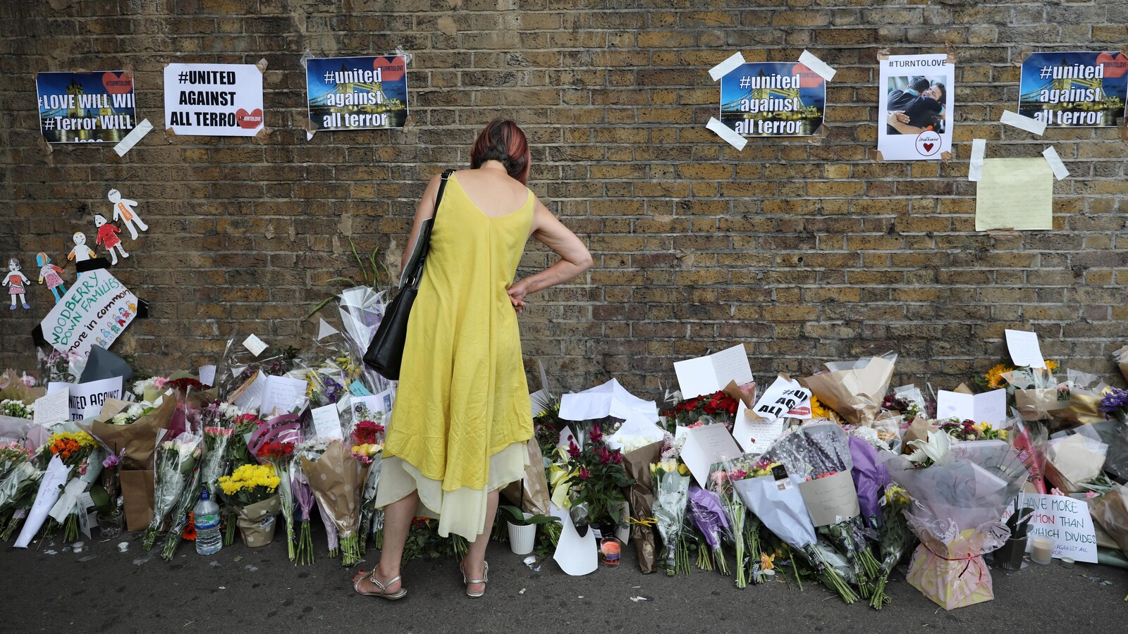 Une femme examine des messages affichés suite à une attaque terroriste au Royaume-Uni, plus tôt en 2017.