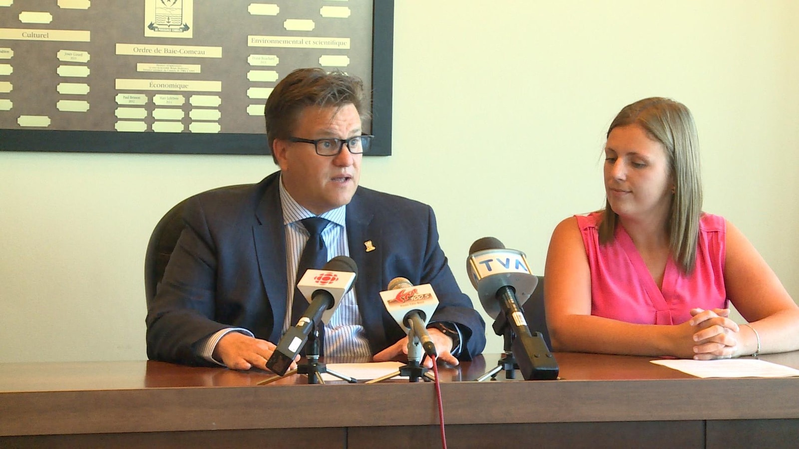 Yves Montigny en conférence de presse à l'hôtel de ville en compagnie d'Emmy Foster.