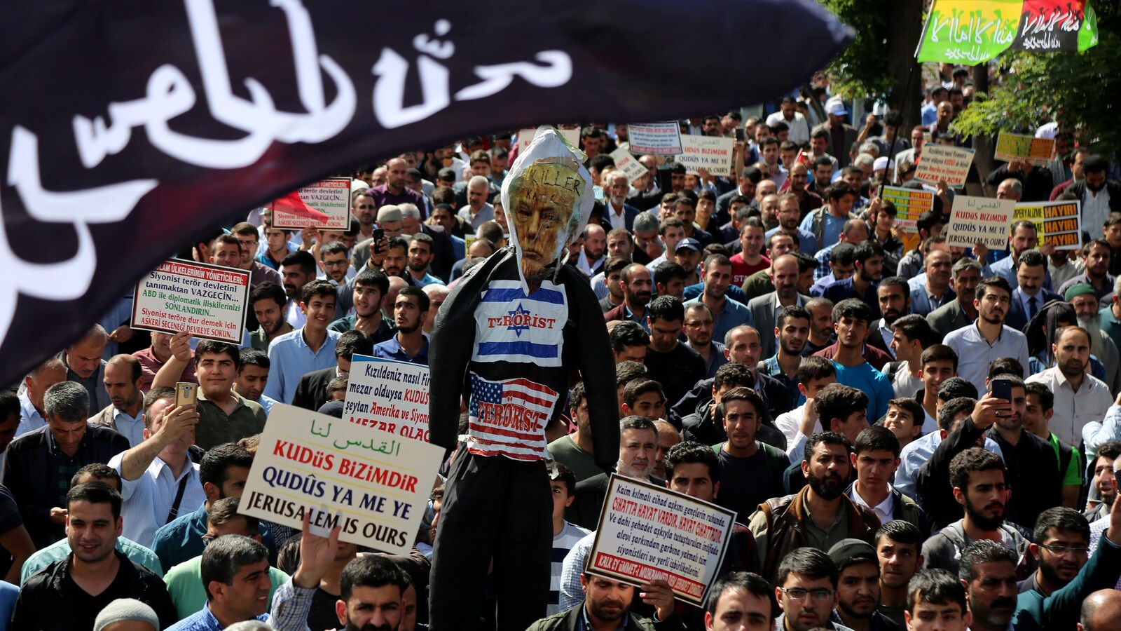 Des manifestants brandissant une effigie du président américain Donald Trump en Palestine.