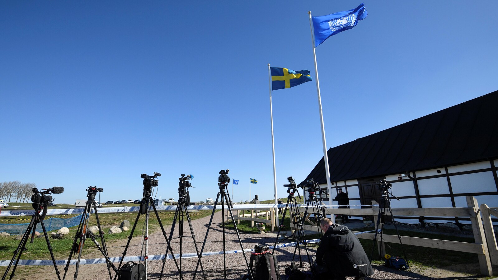 Des journalistes attendent l'arrivée du secrétaire général des Nations unies en Suède.
