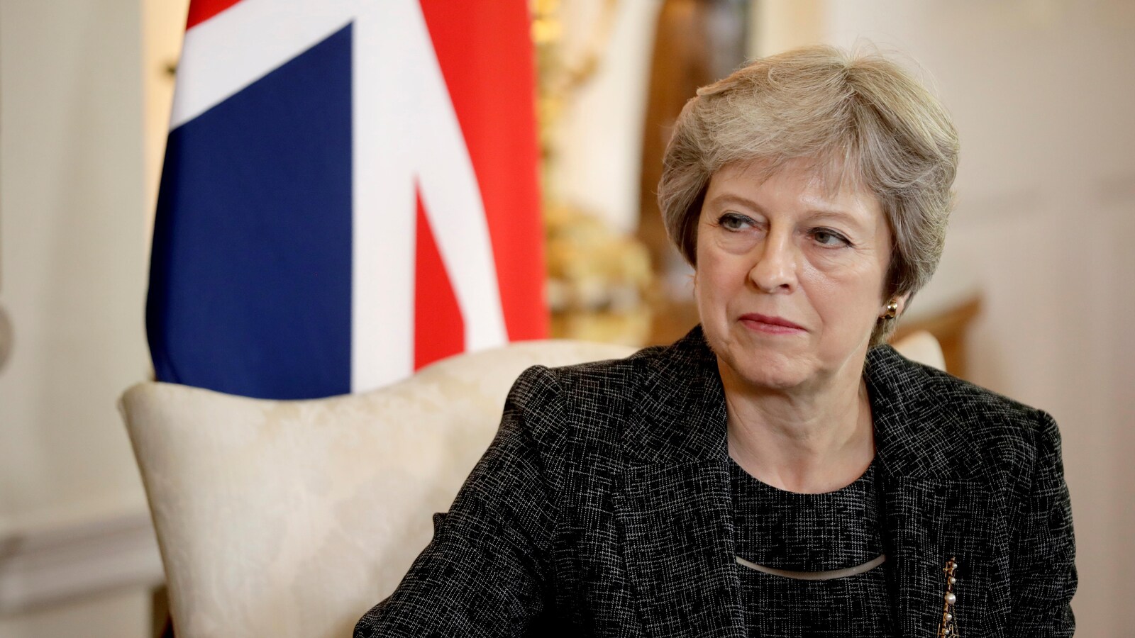 La première ministre britannique Theresa May devant un drapeau du Royaume-Uni.