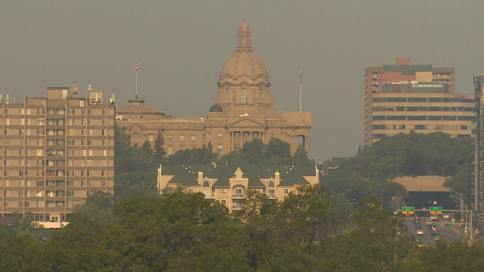 La visibilité du bâtiment de l'Assemblée législative albertaine est réduite par un air épais aux teintes inhabituelles.