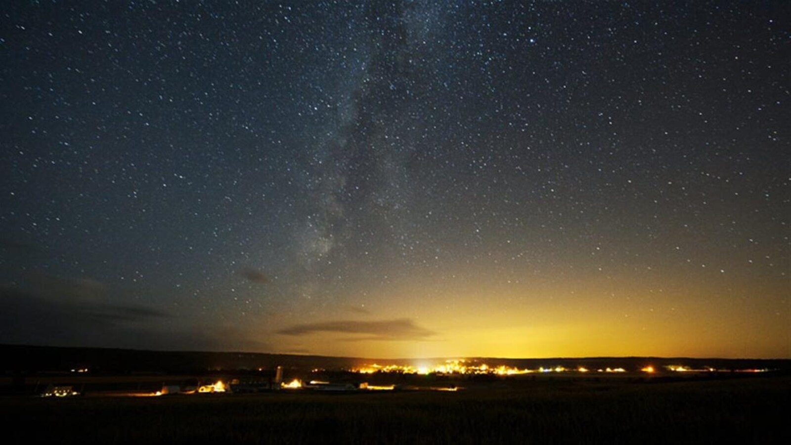 Un ciel étoilé et de fortes lumières au-dessus des villes.