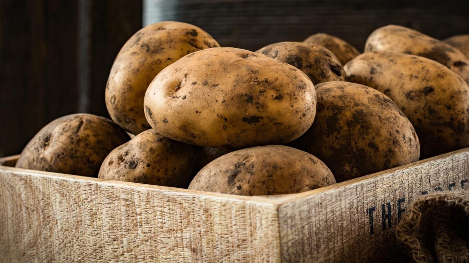 Un cageot rempli de pommes de terre