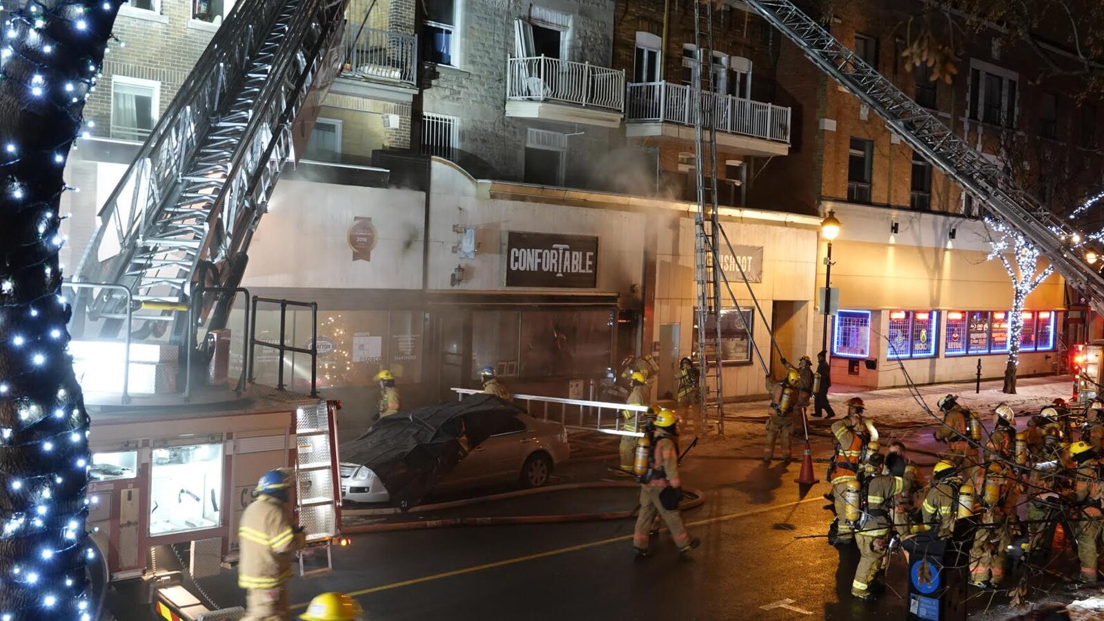 Des pompiers combattent un incendie.