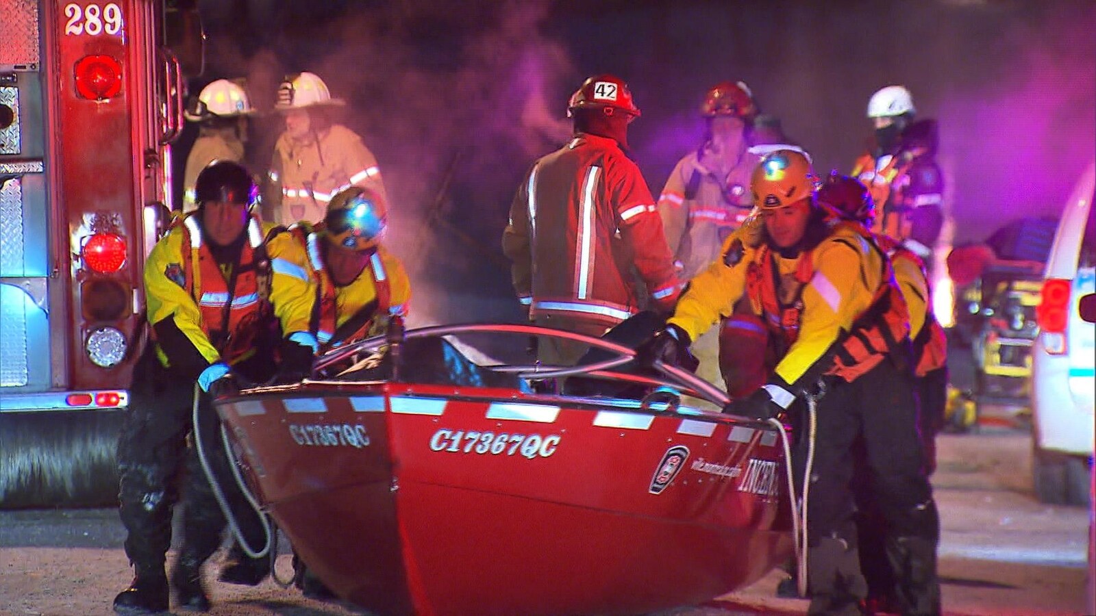 Des pompiers poussent un bateau.