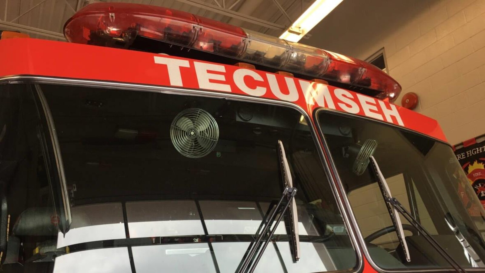 Zoom sur le haut d'un camion de pompier.