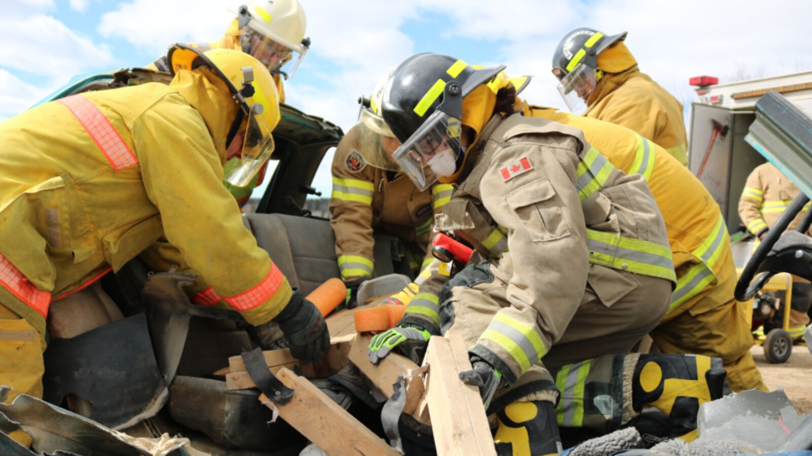 Des pompiers volontaires retirent des débris d'un site lors d'une mise en situation lors d'une formation annuelle ayant eu lieu à Nipawin, la fin de semaine dernière.