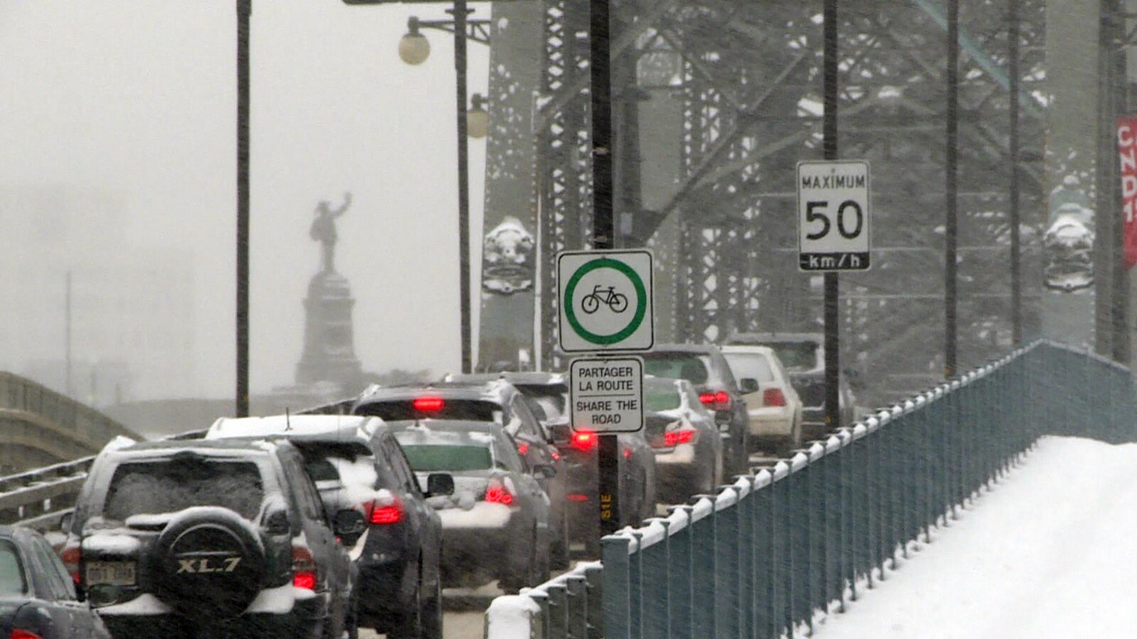 Des voitures à l'entrée du pont Alexandra à Ottawa.