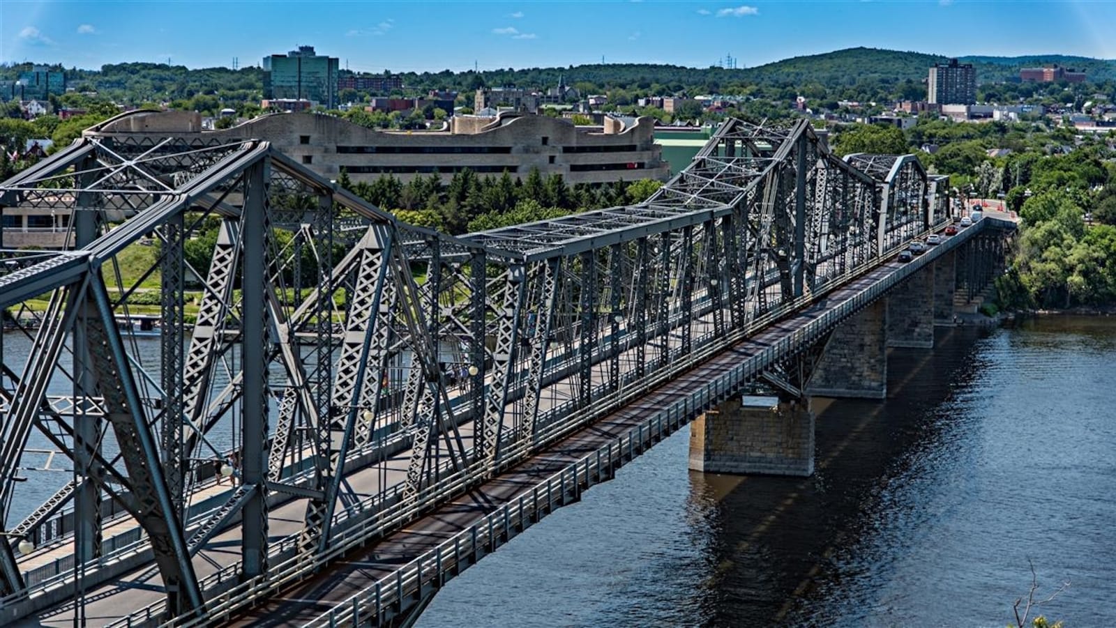 Le pont Alexandra, entre Ottawa et Gatineau.