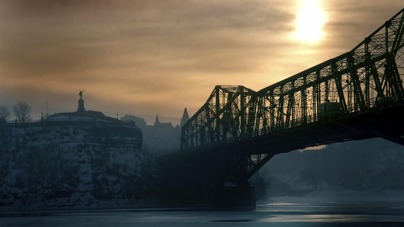 Le pont Alexandria passe au dessus de la rivière des Outaouais et relie Ottawa à Gatineau.