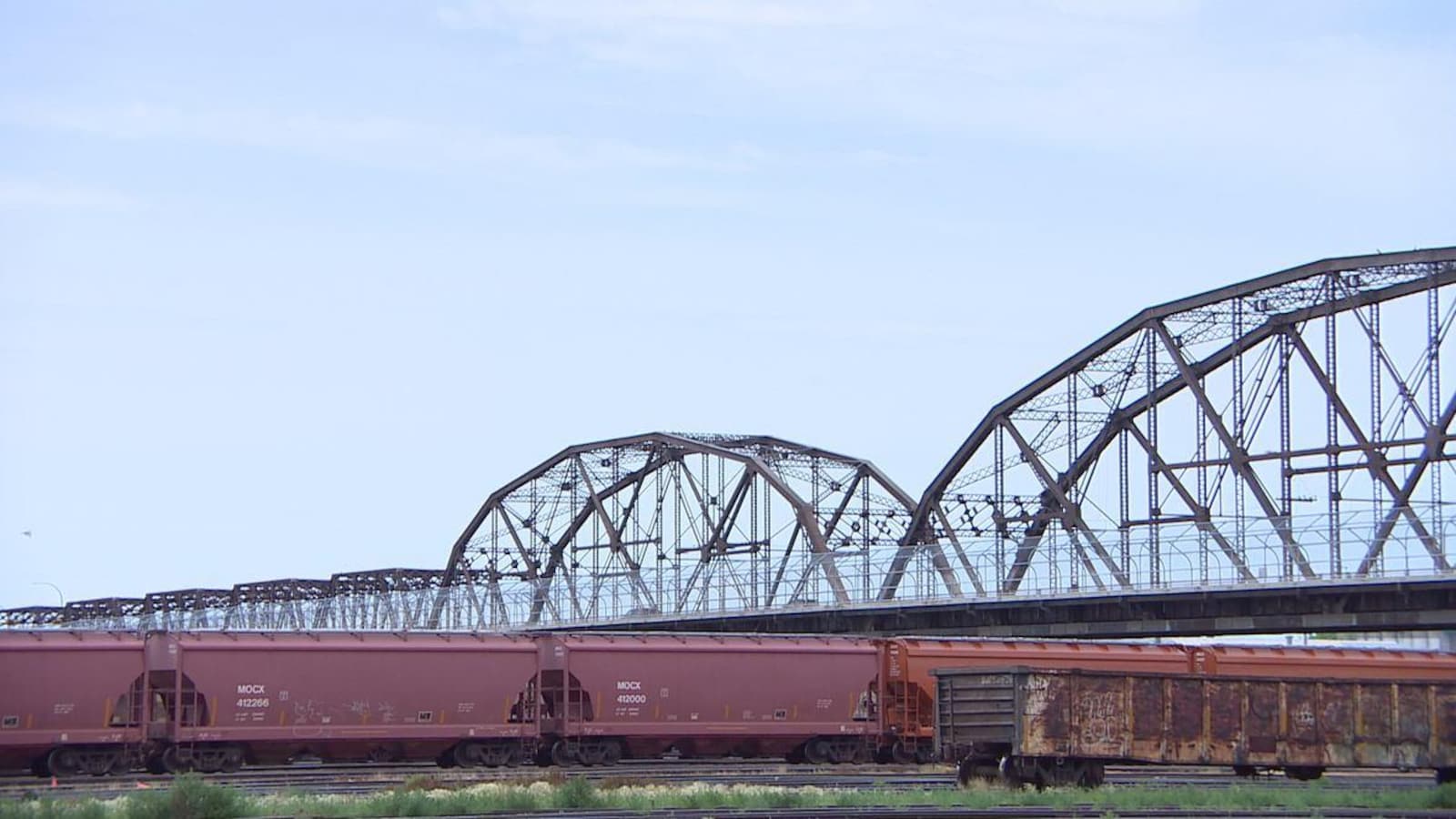 Un train passe sous un pont.