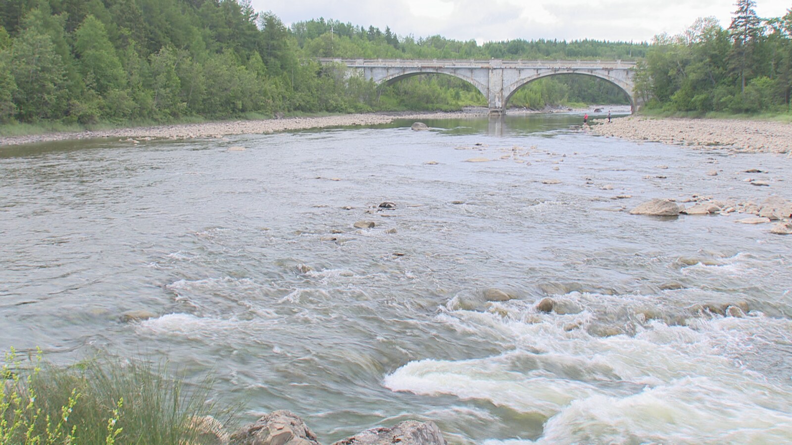 Le pont Bergeron surplombe la rivière Mitis