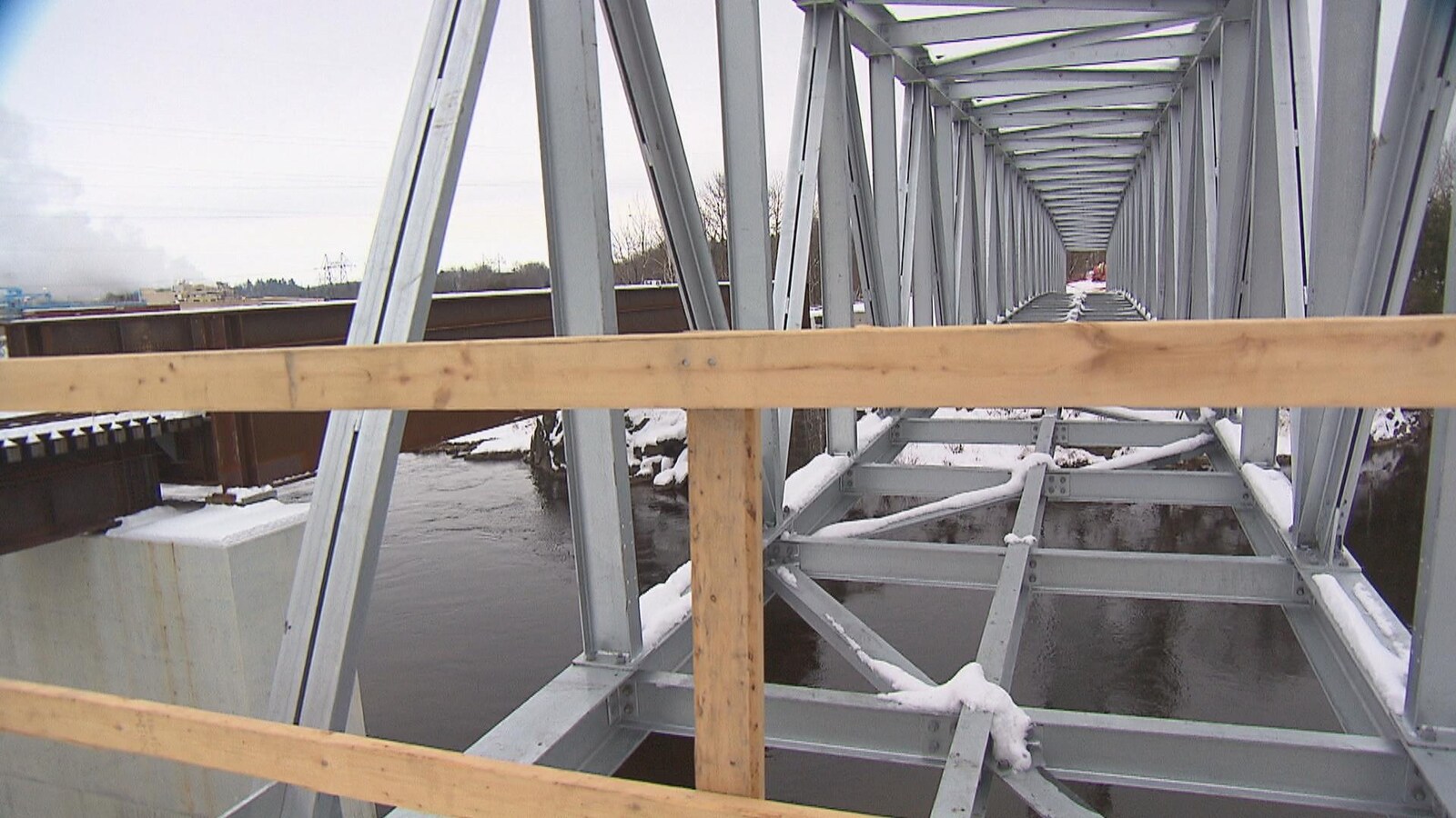Il ne reste que le tablier du nouveau pont Bernier à construire avant qu'il puisse être emprunté par les motoneigistes d'ici les trois prochaines semaines.