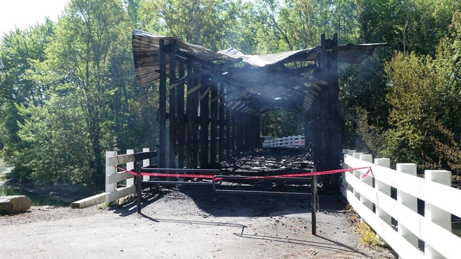 Les restes calcinés du pont Brabant-Philippe.
