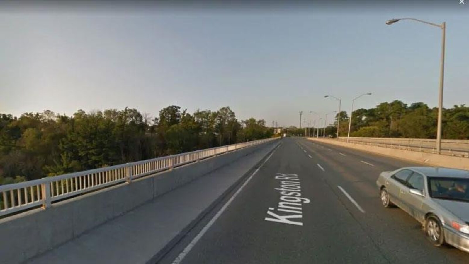 Le pont de la route Kingston qui passe au-dessus du parc Colonel Danforth à Scarborough.