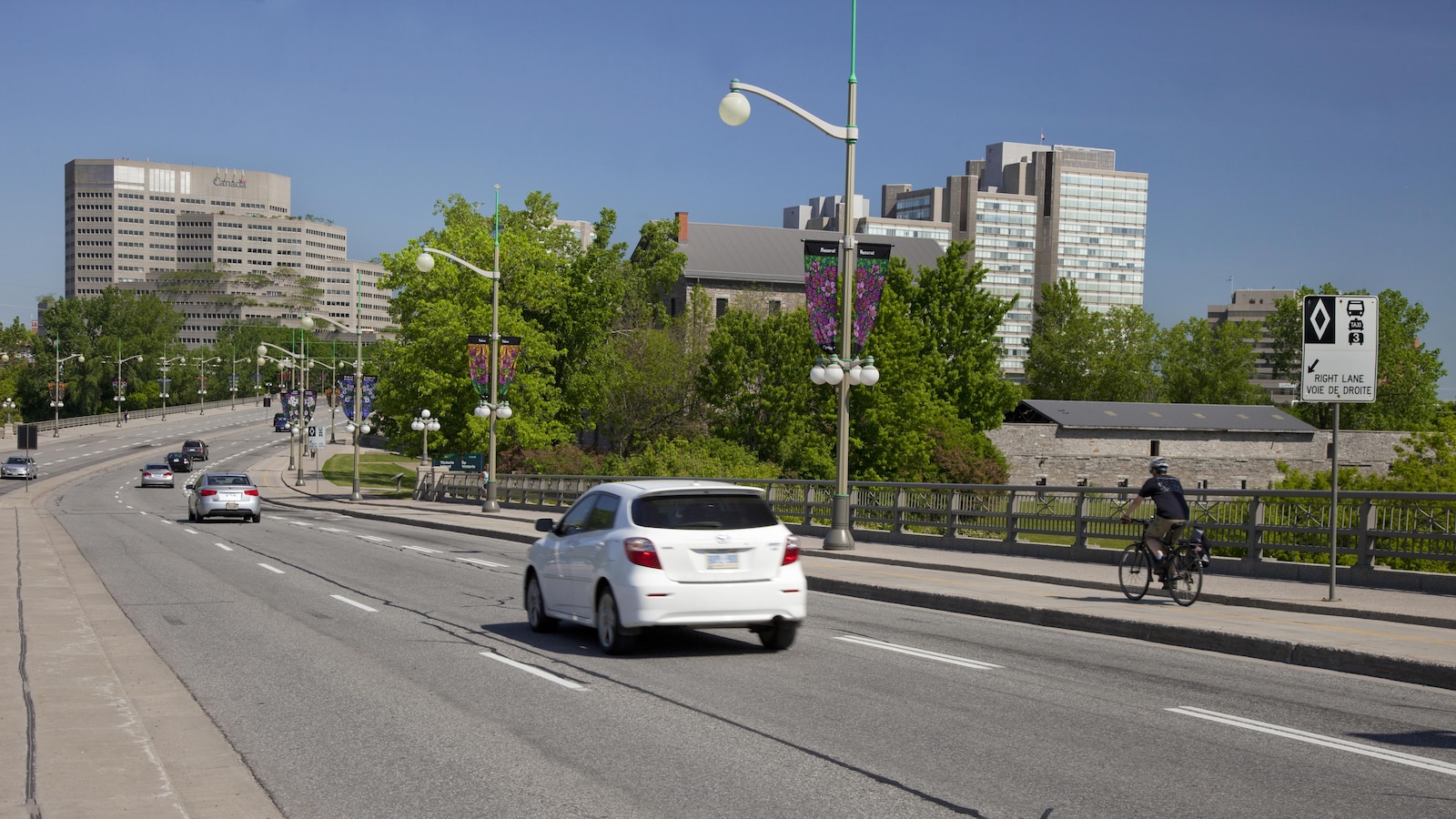 Cyclistes et automobilistes partagent l'utilisation du pont du Portage.
