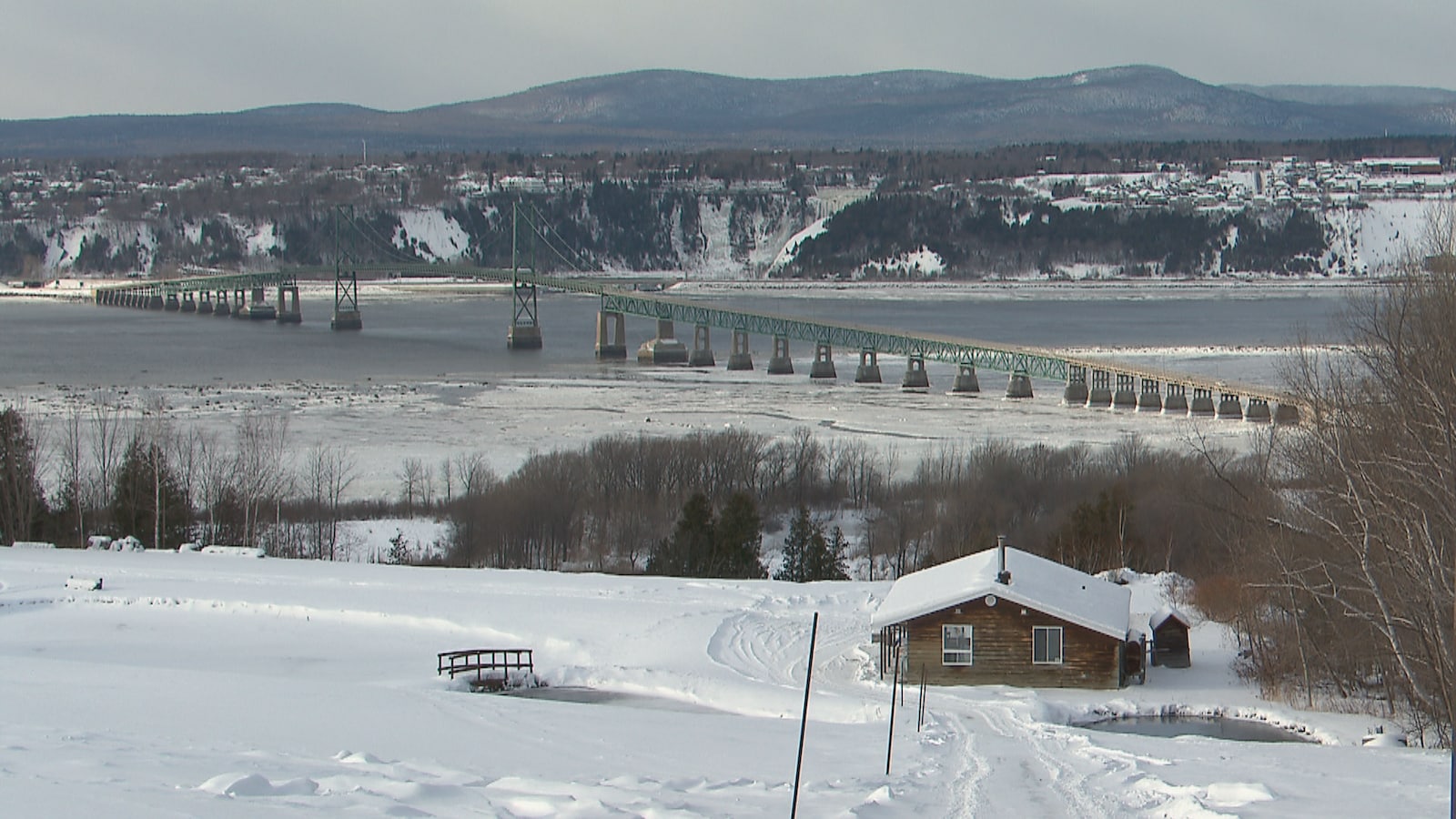 Le pont de l’île d’Orléans photographié en hiver.