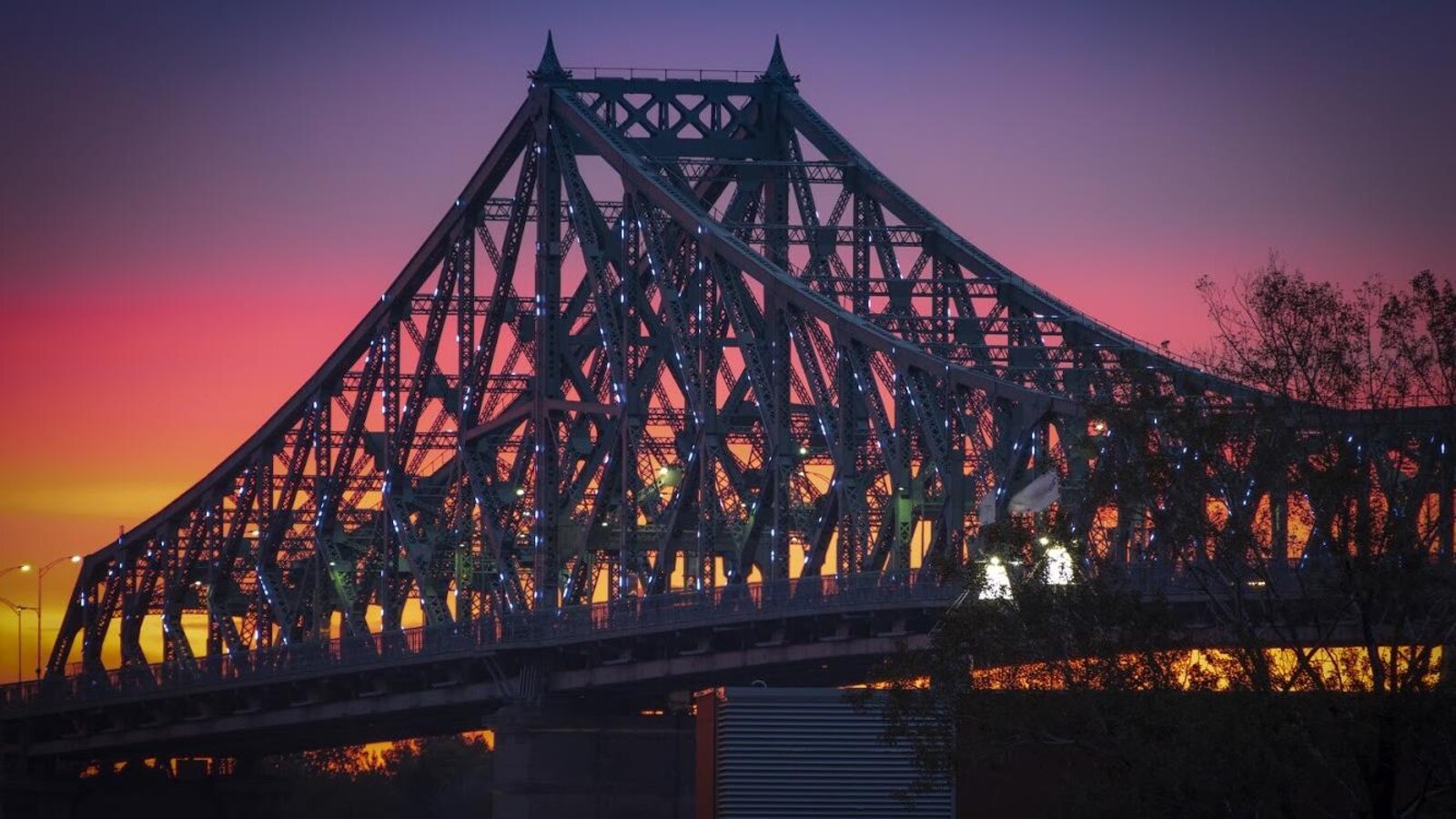 Le pont Jacques-Cartier sous le soleil couchant