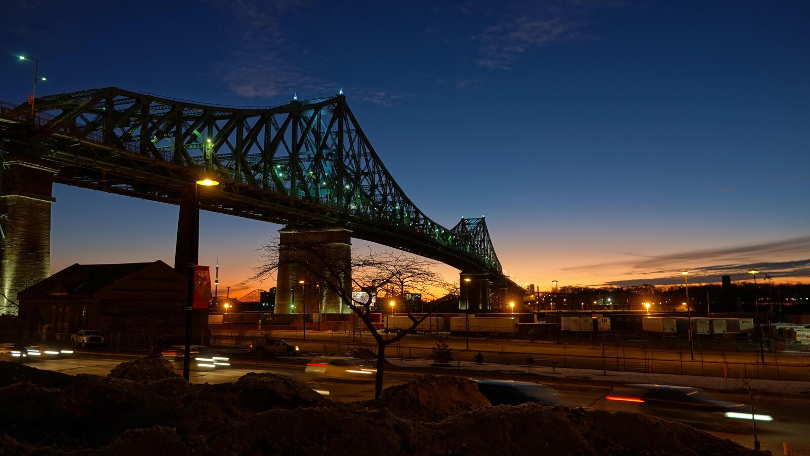 Le pont Jacques-Cartier est illuminé à l'aube.