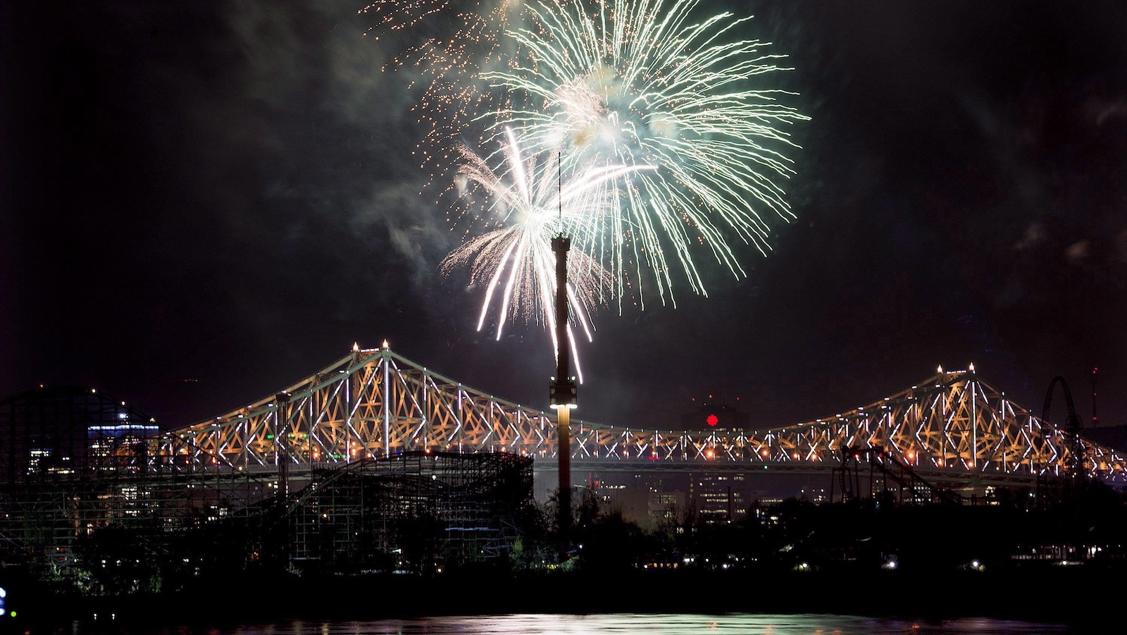 Le spectacle d'illumination du pont Jacques-Cartier le 17 mai 2017