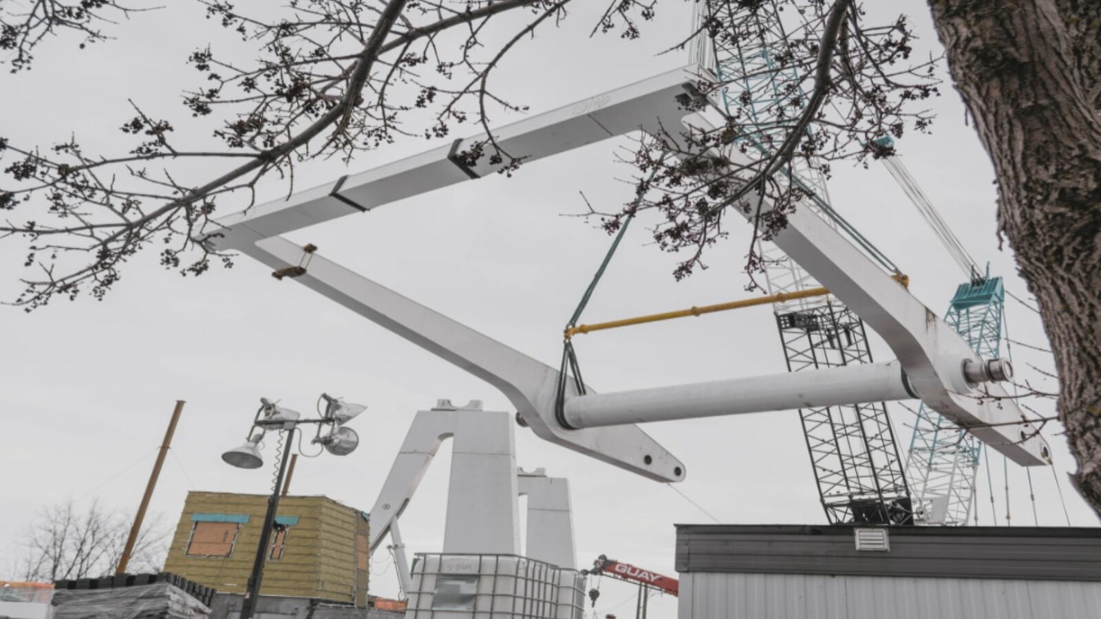 Une pièce soulevée par une grue