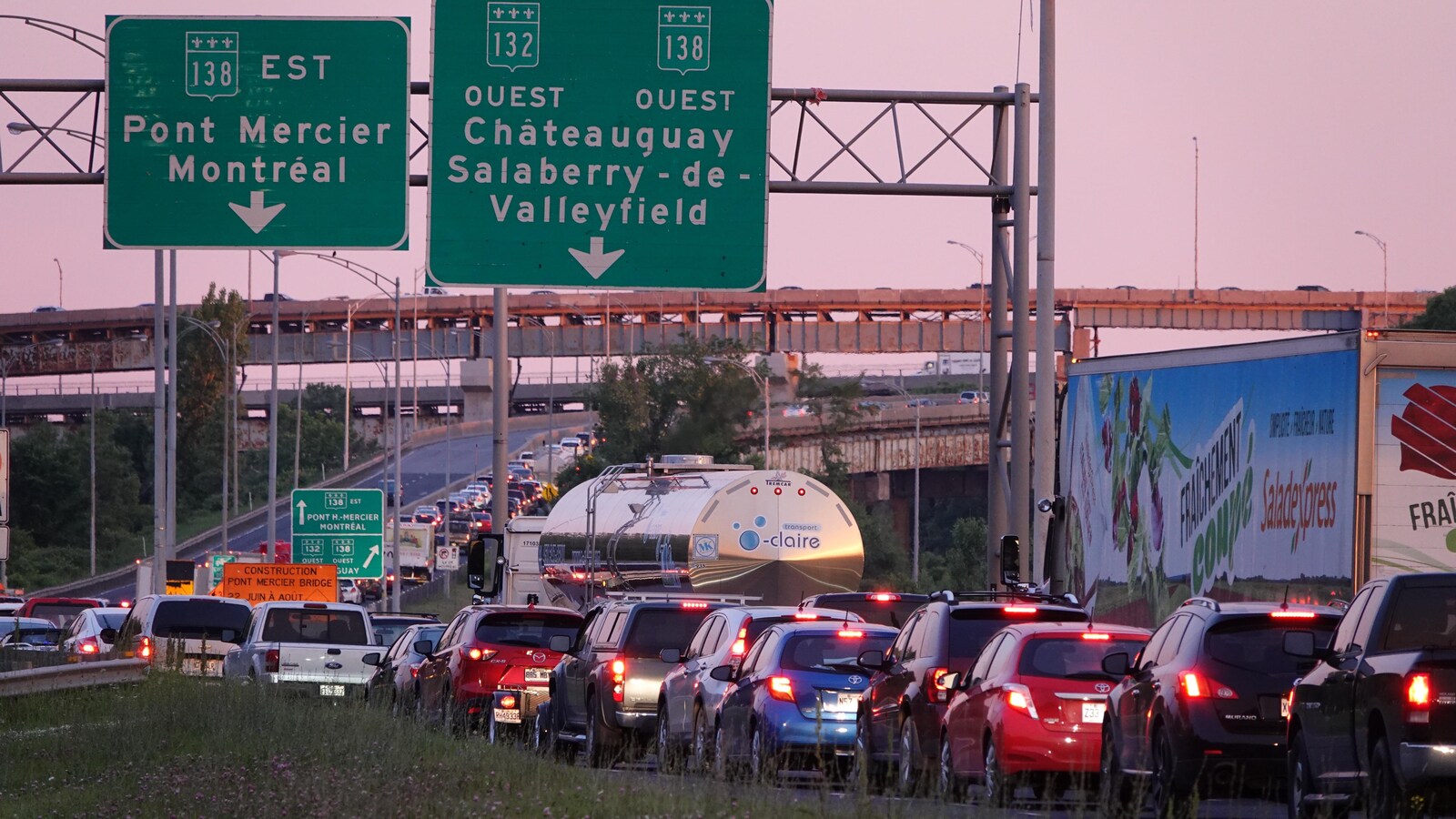 Les files de voitures s'étirent à l'approche du pont Honoré-Mercier.
