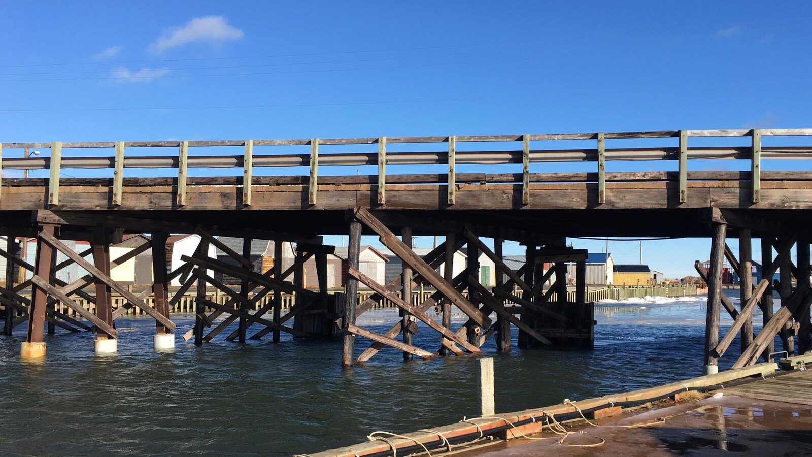 La détérioration du pont de bois qui enjambe le havre de North Lake, à l'Île-du-Prince-Édouard, inquiète les résidents de l'endroit. Il s'agit, disent-ils, d'un lieu vital pour la communauté.