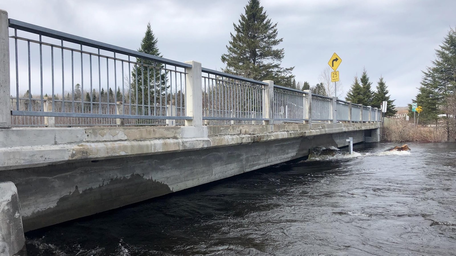 La rivière Mékinac passe quelques centimètres sous le pont du chemin de la Rivière, à Trois-Rives, à cause de la crue des eaux.