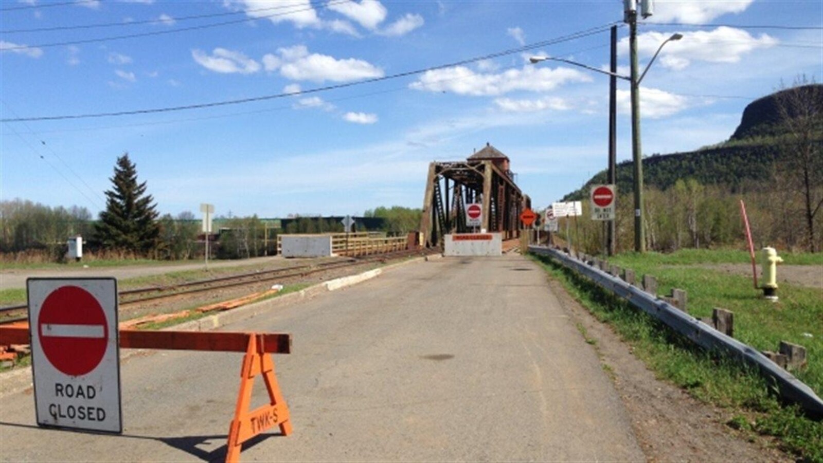 Un signe d'interdiction de passage devant le pont de la rue James à Thunder Bay..