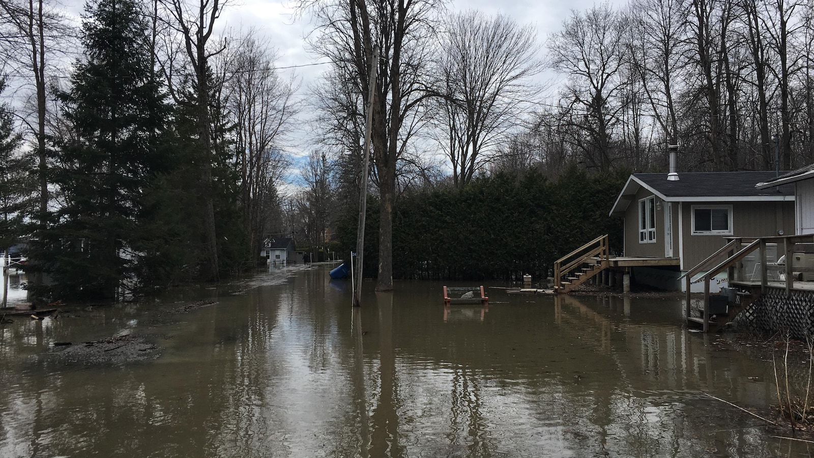 Le chemin menant à une résidence est inondé.