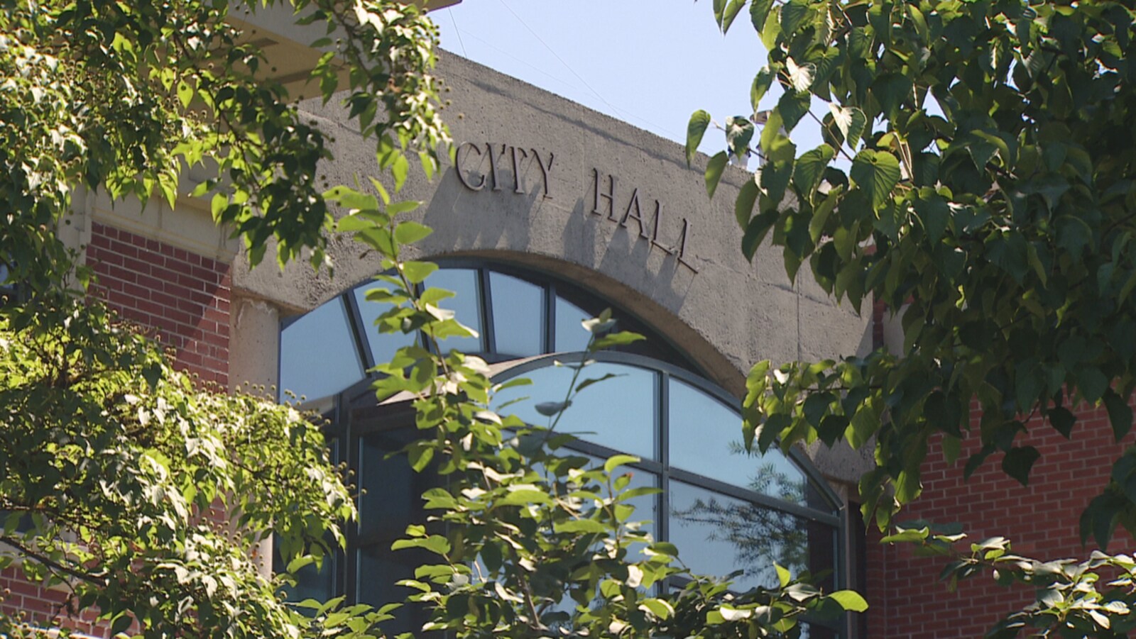 Photo du devant de l'hôtel de ville de Port Coquitlam.