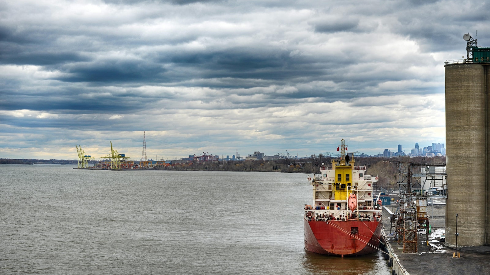 Un bateau accosté au port de Montréal.