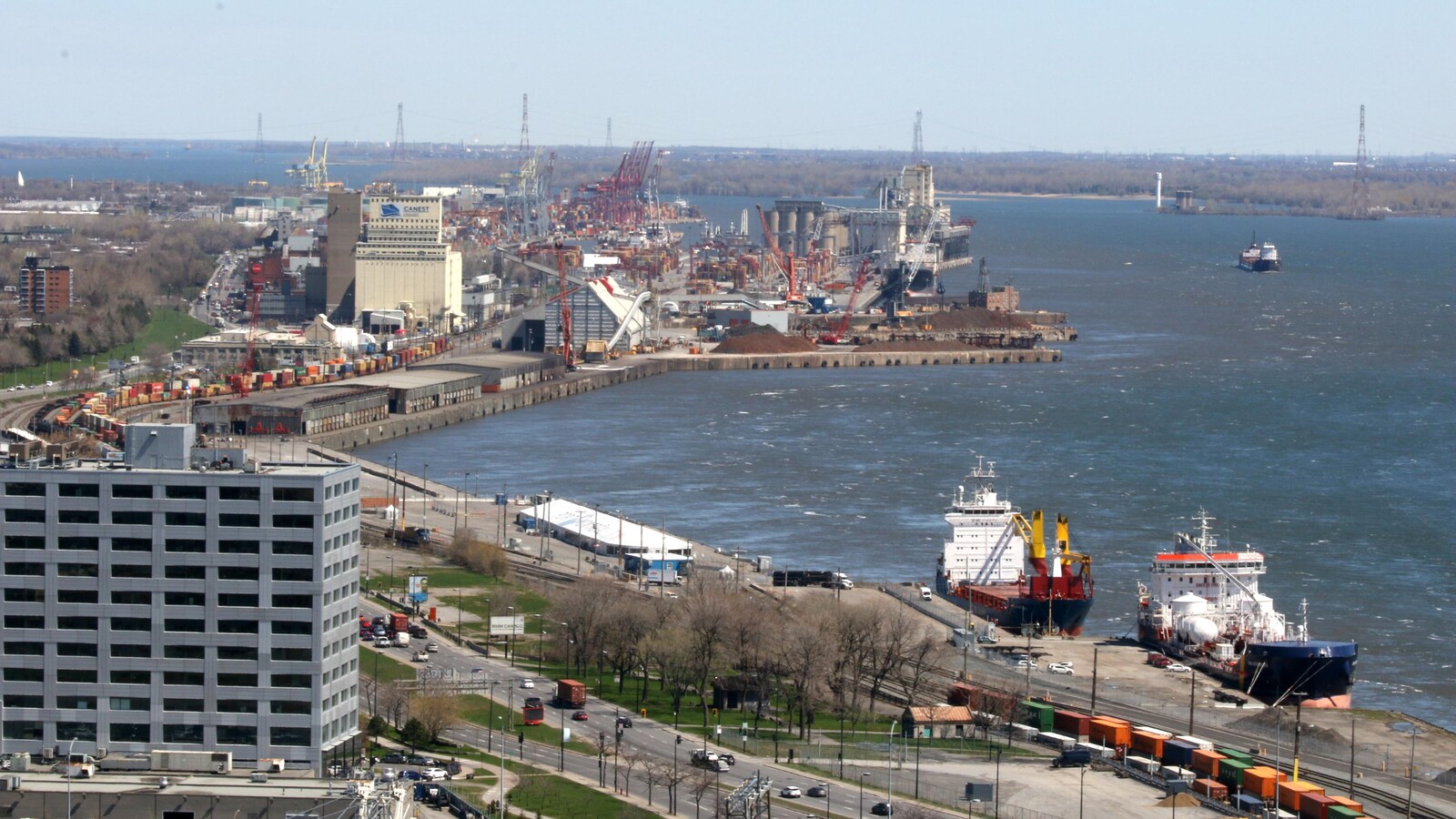 Le port de Montréal avec, à l'avant-plan, le boulevard Notre-Dame.