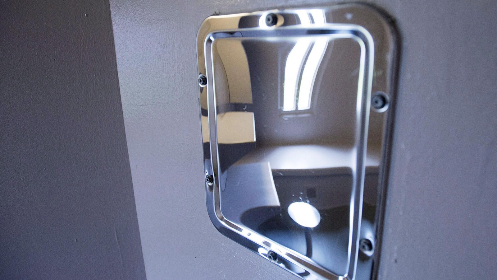 L'intérieur d'une cellule de prison vue dans un miroir