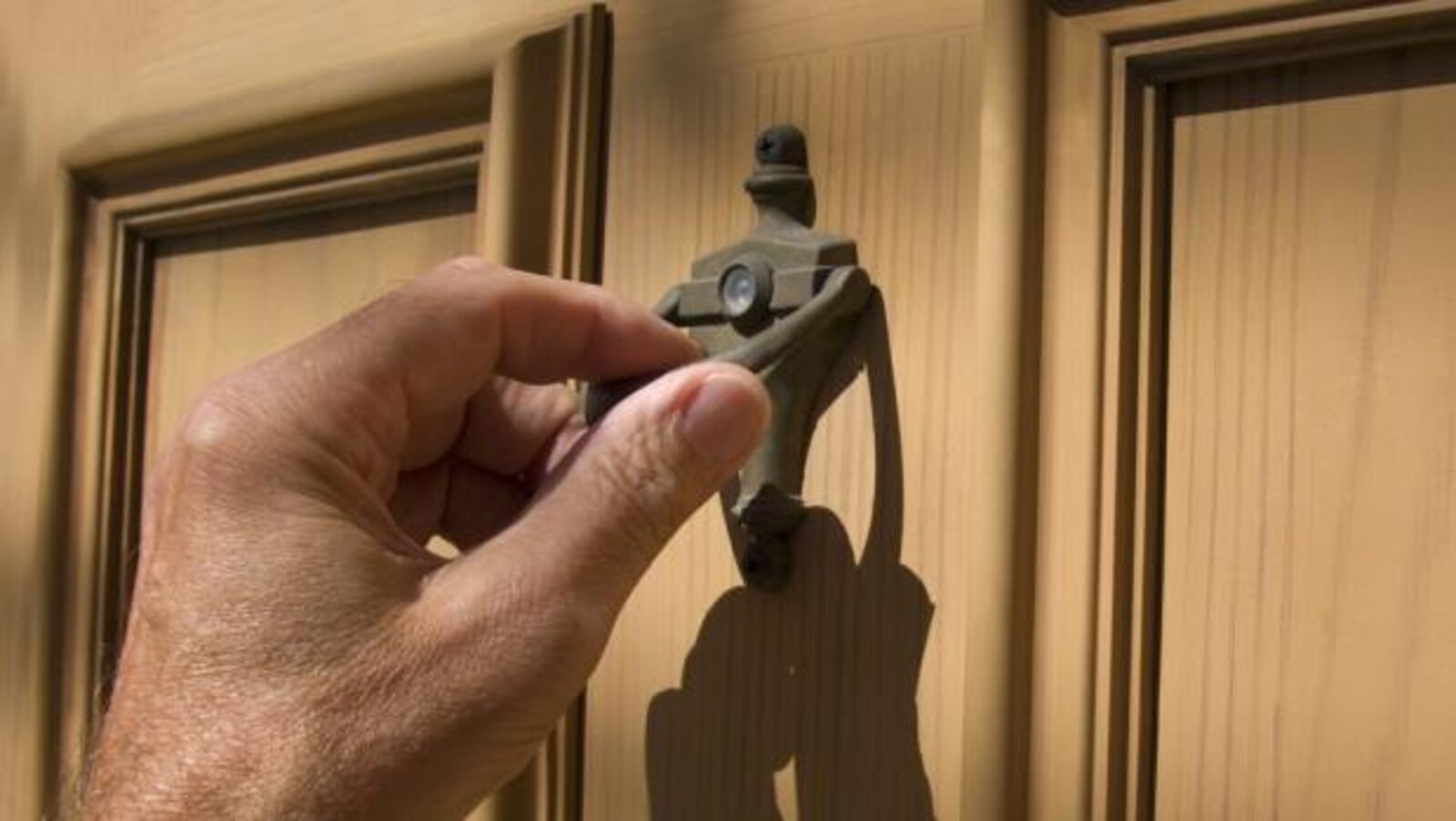Une main qui frappe à une porte