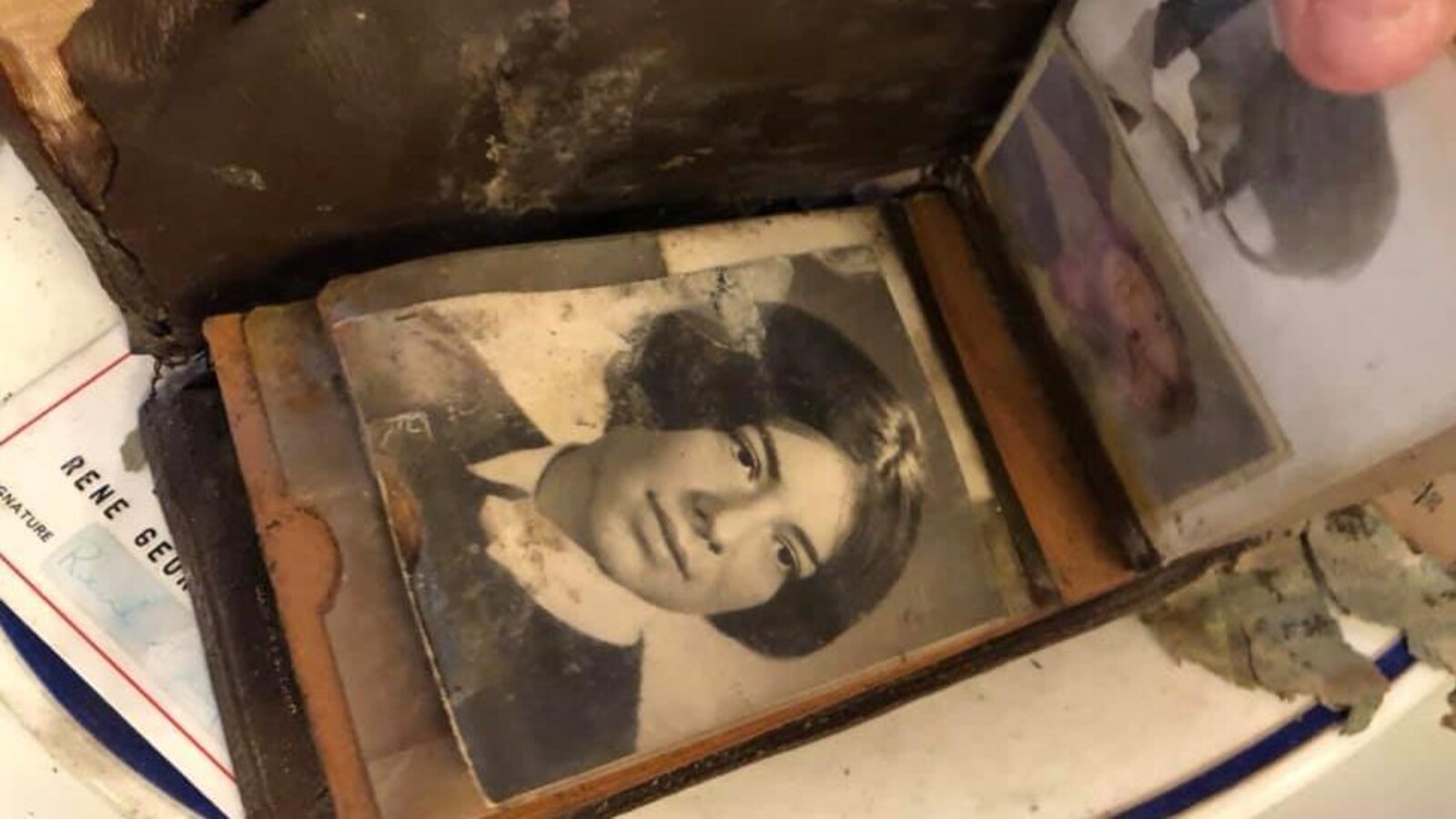 Un portefeuille datant d'une cinquantaine d'années a été retrouvé dans les murs du restaurant Le Continental, à Québec, lors de travaux.