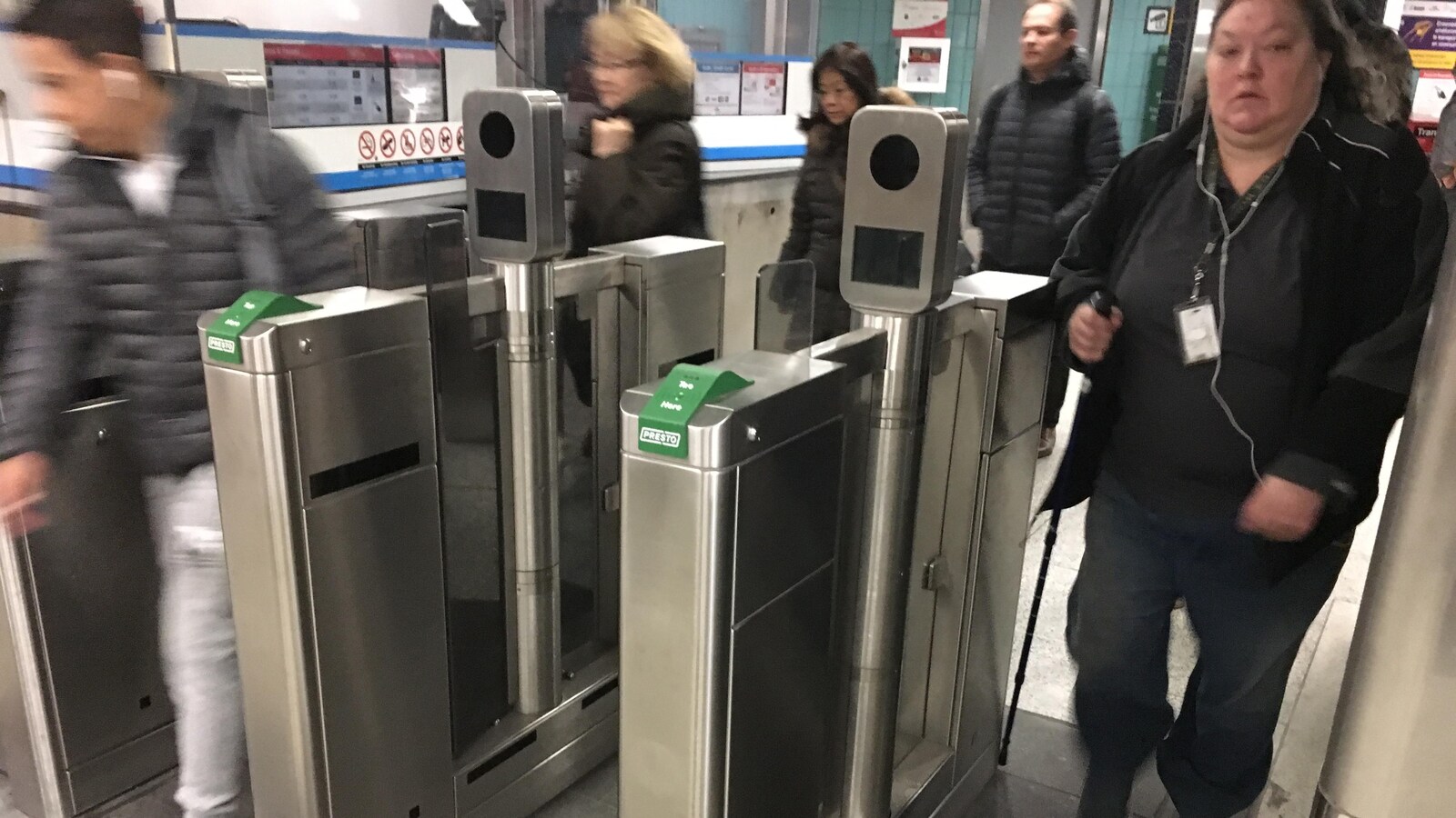 Photo d'usagers qui traversent les portes Presto laissées ouvertes.
