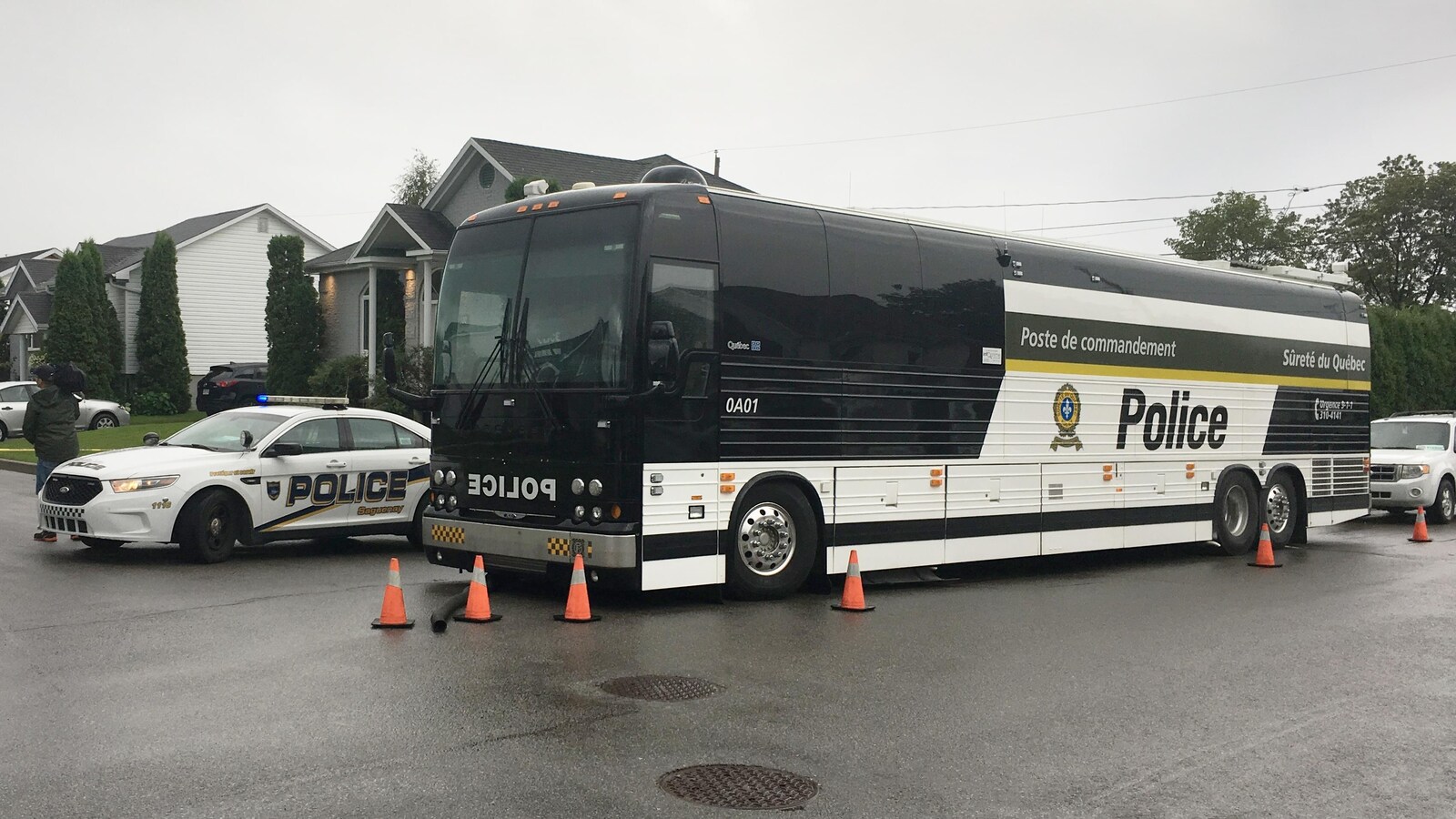Le poste de commandement de la SQ et une voiture de police sur la rue Johanna