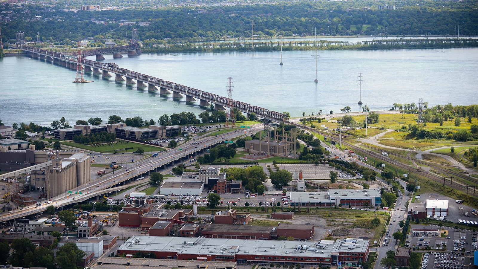 Une vue aérienne de Pointe-Saint-Charles.