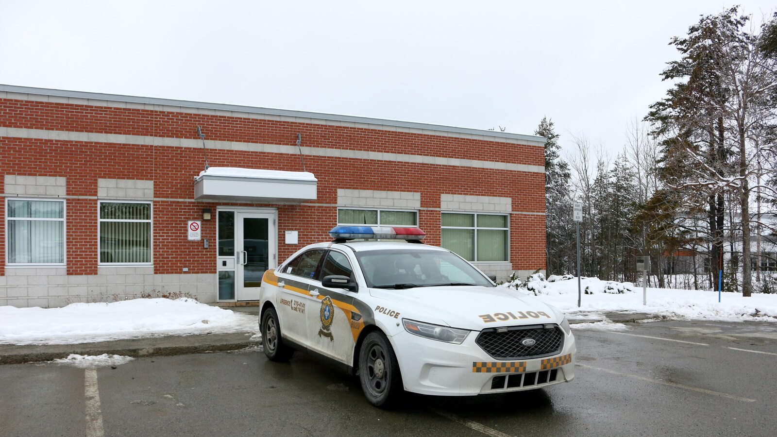 Une autopatrouille est stationnée devant le poste de police de la Sûreté du Québec (SQ) à Val-d'Or.