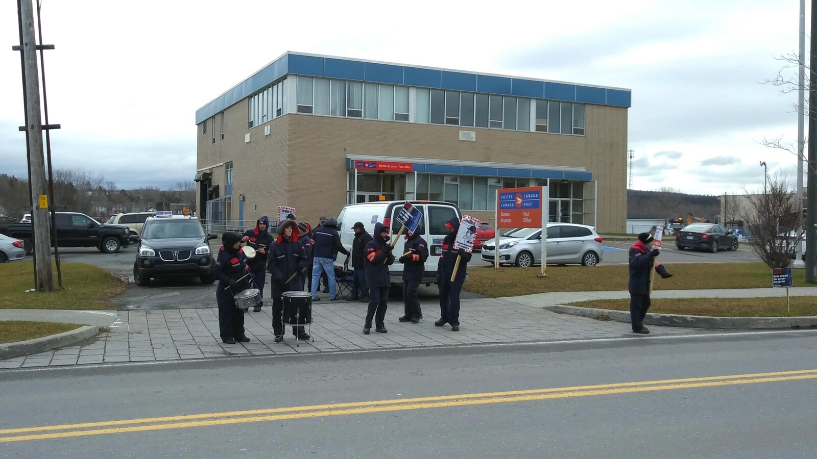 Des grévistes devant le bureau de poste de Matane.