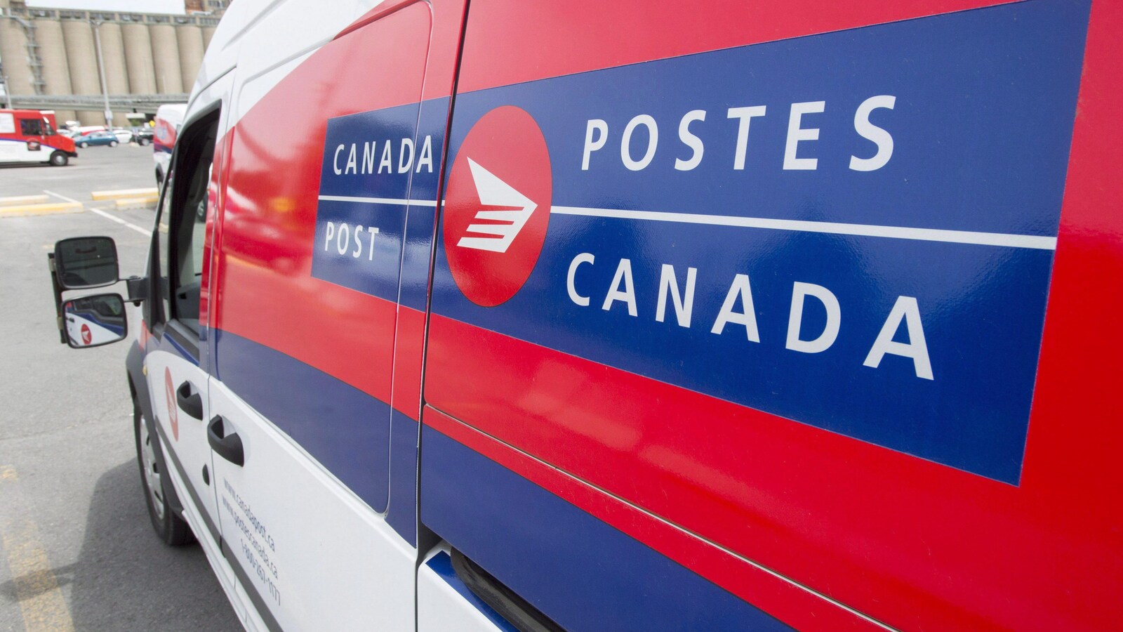 Un camion de Postes Canada stationné