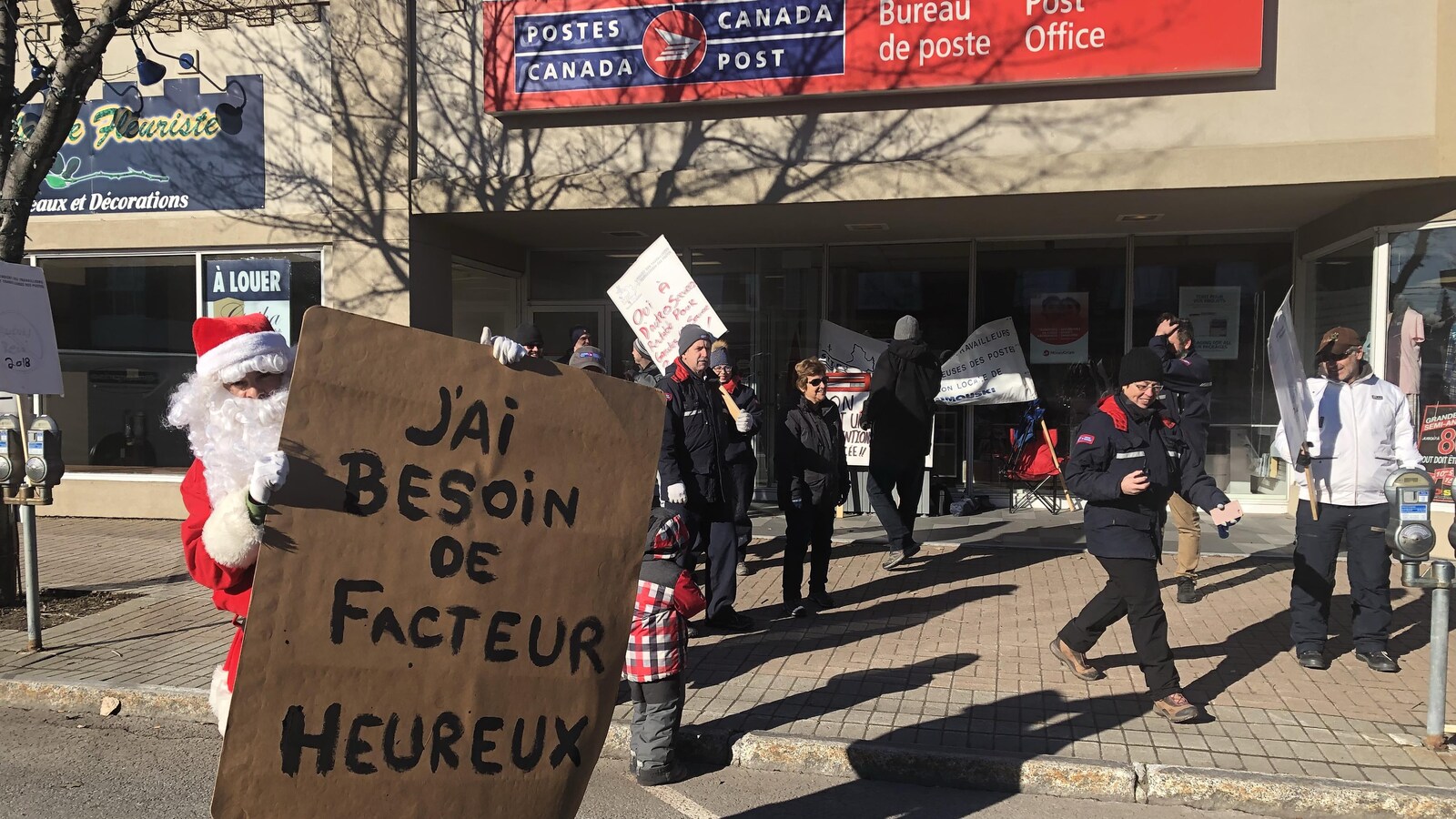 Ils étaient plus de 80 travailleurs des postes à manifester vendredi devant les bureaux rimouskois.