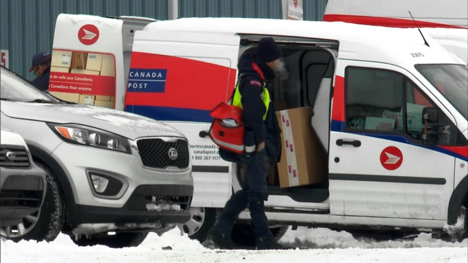 Un homme marche près d'une camionnette.