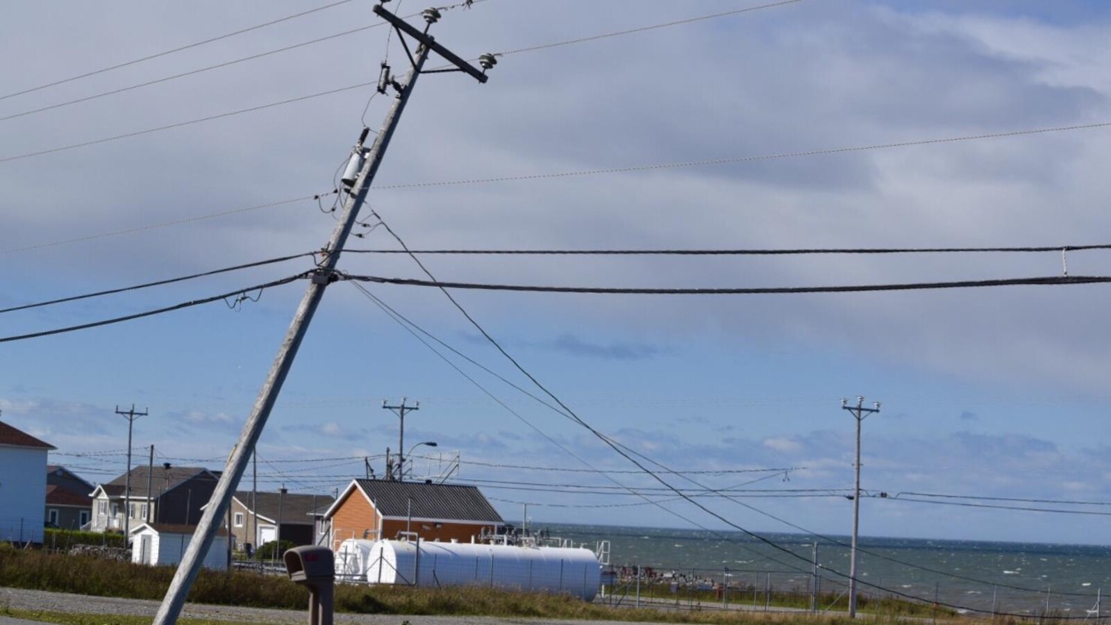 Ce poteau électrique n'a pas résisté à la force du vent à Matane-sur-Mer.