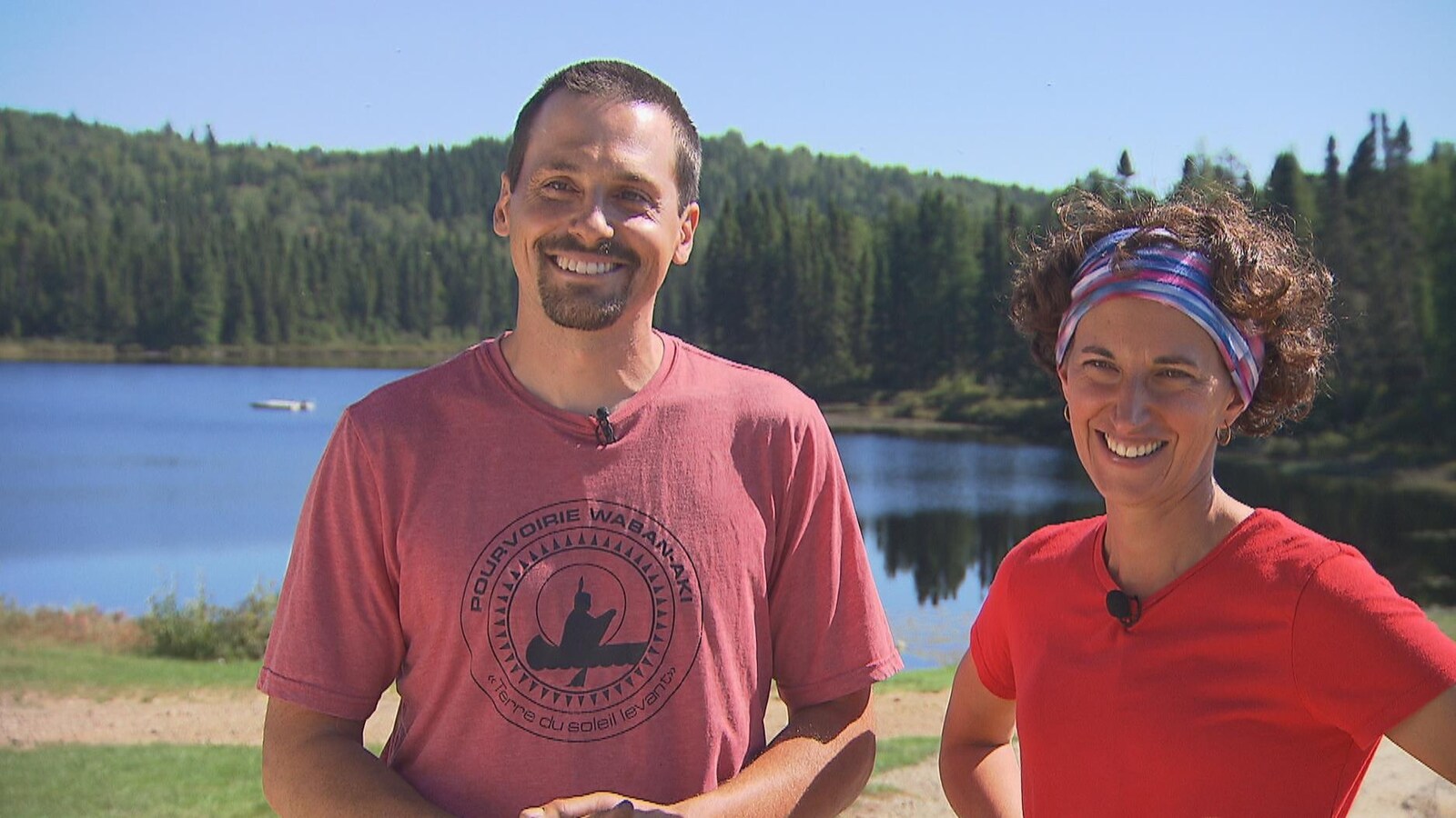 Bruno Caron et Katerine LaCavalier sourient, on aperçoit un lac en arrière-plan.