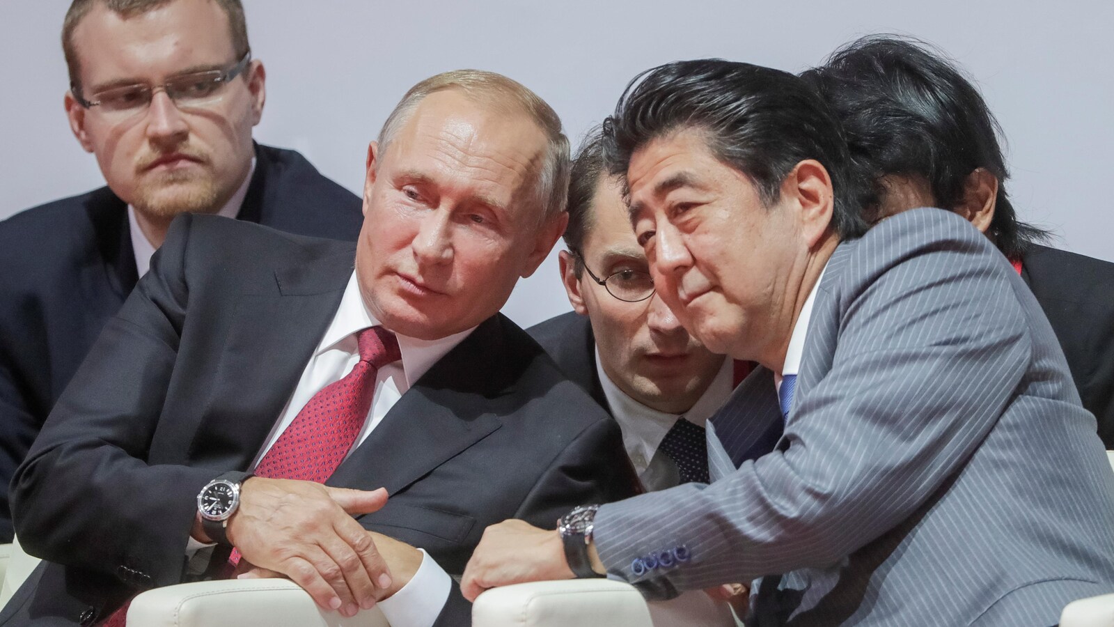 Le président russe Vladimir Poutine et le Premier ministre japonais Shinzo Abe assistent à un tournoi international de judo en marge du Forum économique oriental à Vladivostok, en Russie, le 12 septembre 2018.