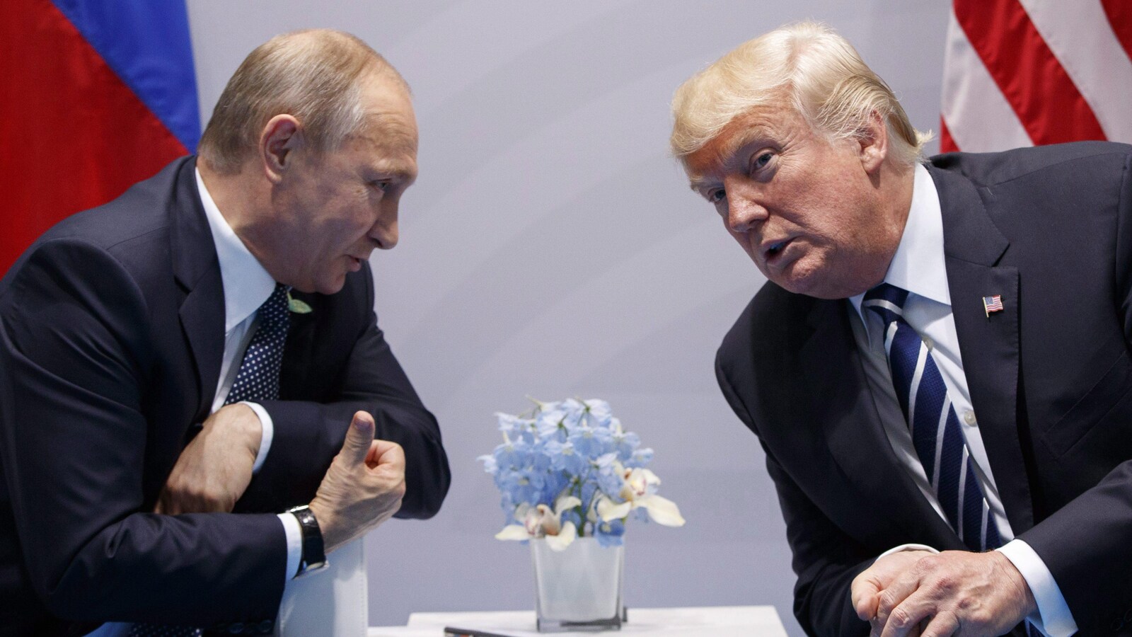 Vladimir Poutine et Donald Trump en pleine discussion au sommet du G20 à Hambourg, en Allemagne, le 7 juillet 2017.
